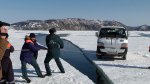 В бухте Гертнера Магаданской области спасатели сняли с льдины четырех рыбаков