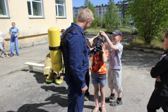 ШКОЛЬНИКИ СЕЙМЧАНА БОРОЛИСЬ В ПОЖАРНОЙ ЭСТАФЕТЕ ЗА ЗВАНИЕ "ЮНЫЙ ПОЖАРНЫЙ - 2015"