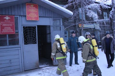 В ПОСЕЛКЕ СЕЙМЧАН ПОЖАРНЫЕ СПАСЛИ ПОЛИЦЕЙСКИХ