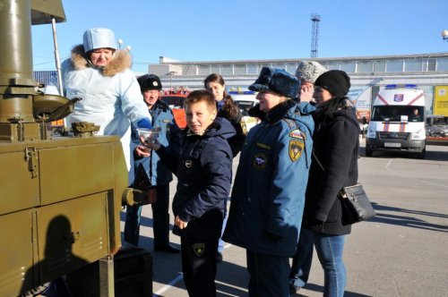 НА МАГАДАНСКОЙ ПЛОЩАДИ ПРОШЛА ВЫСТАВКА, ПОСВЯЩЕННАЯ ДНЮ ГРАЖДАНСКОЙ ОБОРОНЫ