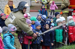 ПОЖАРНЫЕ СНОВА В ГОСТЯХ У РЕБЯТ